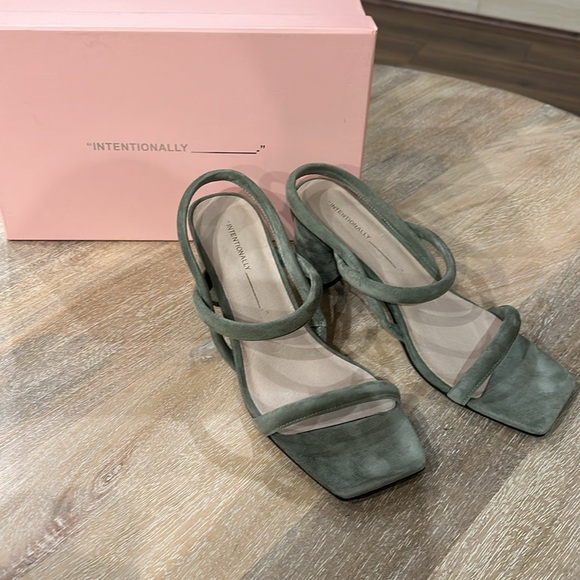 Intentionally Blank Kifton Sandals in Sage. Size 10. - Picture 4 of 8